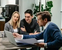 Ilustrasi diskusi keluarga dengan penyedia informasi